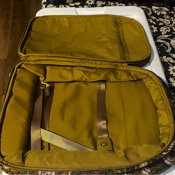 Vera Bradley Lay Flat Travel Backpack. NWT. Buta Spray paisley print.  Cotton - Picture 10 of 12
